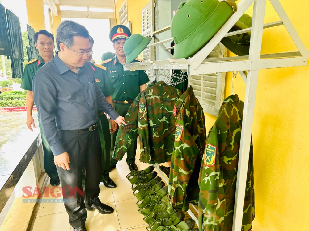 Đồng chí Nguyễn Thanh Nghị thăm hỏi nơi các chiến sĩ mới sinh hoạt và học tập tại Trung Đoàn 31 - Sư đoàn Bộ binh 309 để kiểm tra. Ảnh: CHÍ THẠCH tempImageDj5yFK.jpg
