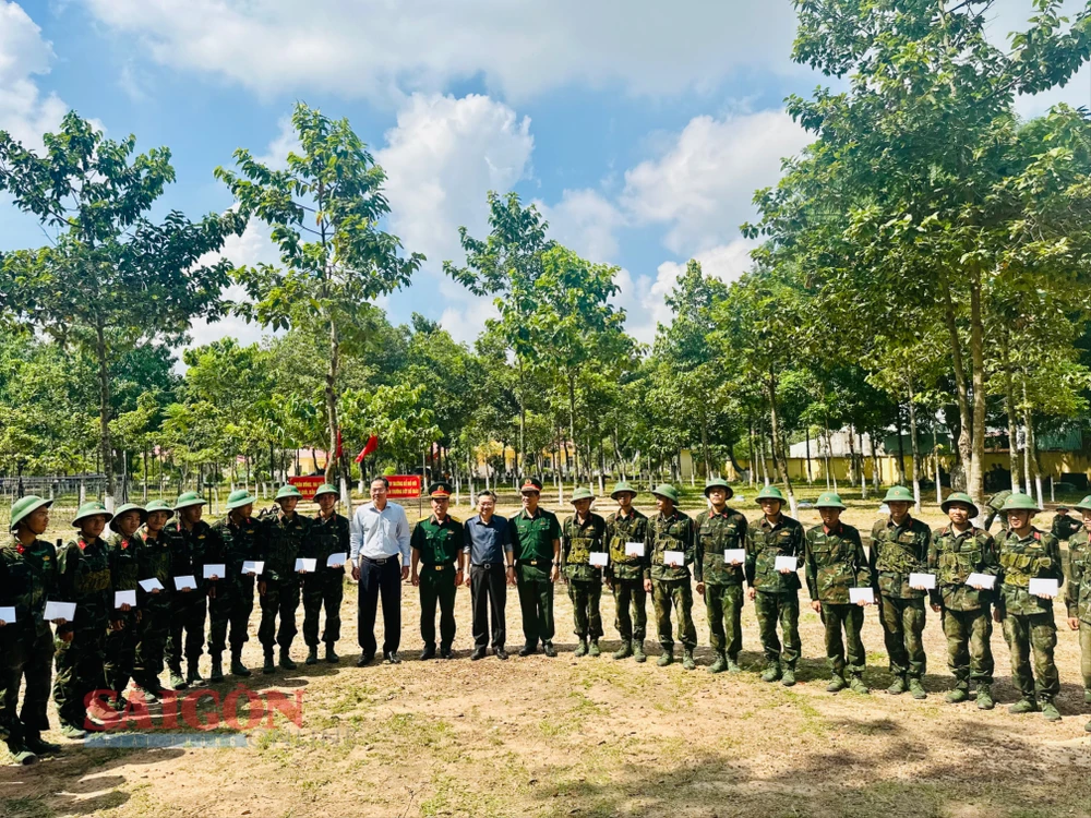 Giữa cái nắng gắt tháng 5, đồng chí Nguyễn Thanh Nghị vẫn ra tận thao trường để hỏi thăm, động viên các chiến sĩ mới thi hành nghĩa vụ quân sự tại tỉnh Đồng Nai. Ảnh: CHÍ THẠCH tempImagehrrtv8.jpg