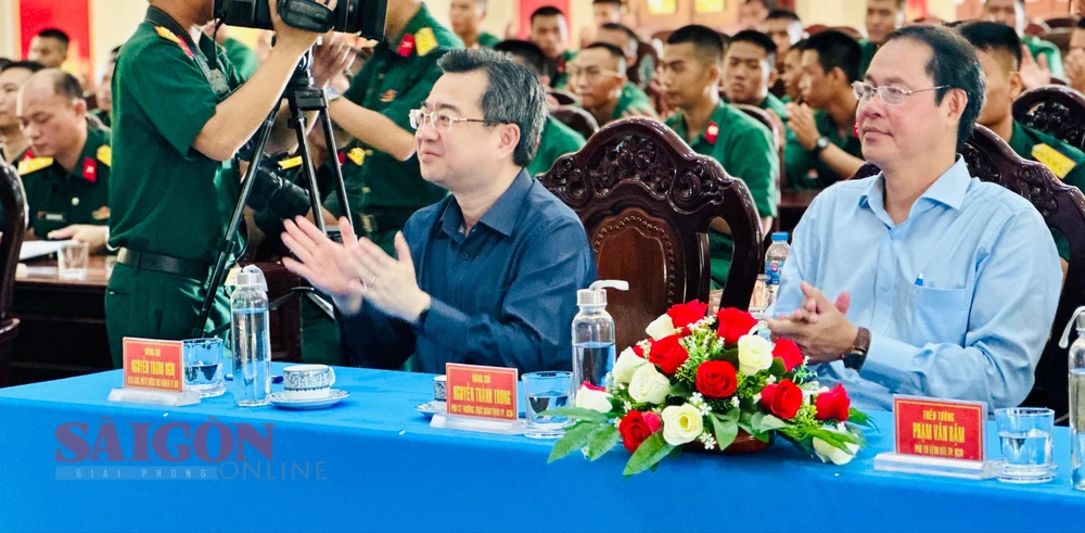 Đồng chí Nguyễn Thanh Nghị cùng các đại biểu có mặt tại Trung Đoàn 31 - Sư đoàn Bộ binh 309 từ sáng sớm. Ảnh: CHÍ THẠCH tempImagel5lXgE.jpg