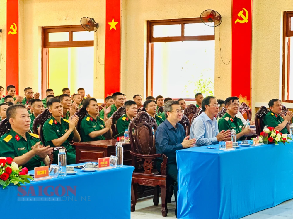 Các đại biểu dự tại Trung Đoàn 31 - Sư đoàn Bộ binh 309. Ảnh: CHÍ THẠCH tempImageLpsRlZ.jpg