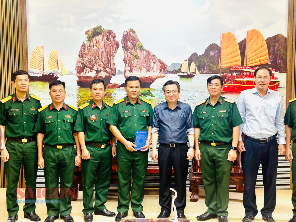 Đồng chí Nguyễn Thanh Nghị trao quà cho đại diện Lữ đoàn Tăng Thiết giáp 26. Ảnh: CHÍ THẠCH tempImagenvFAWi.jpg