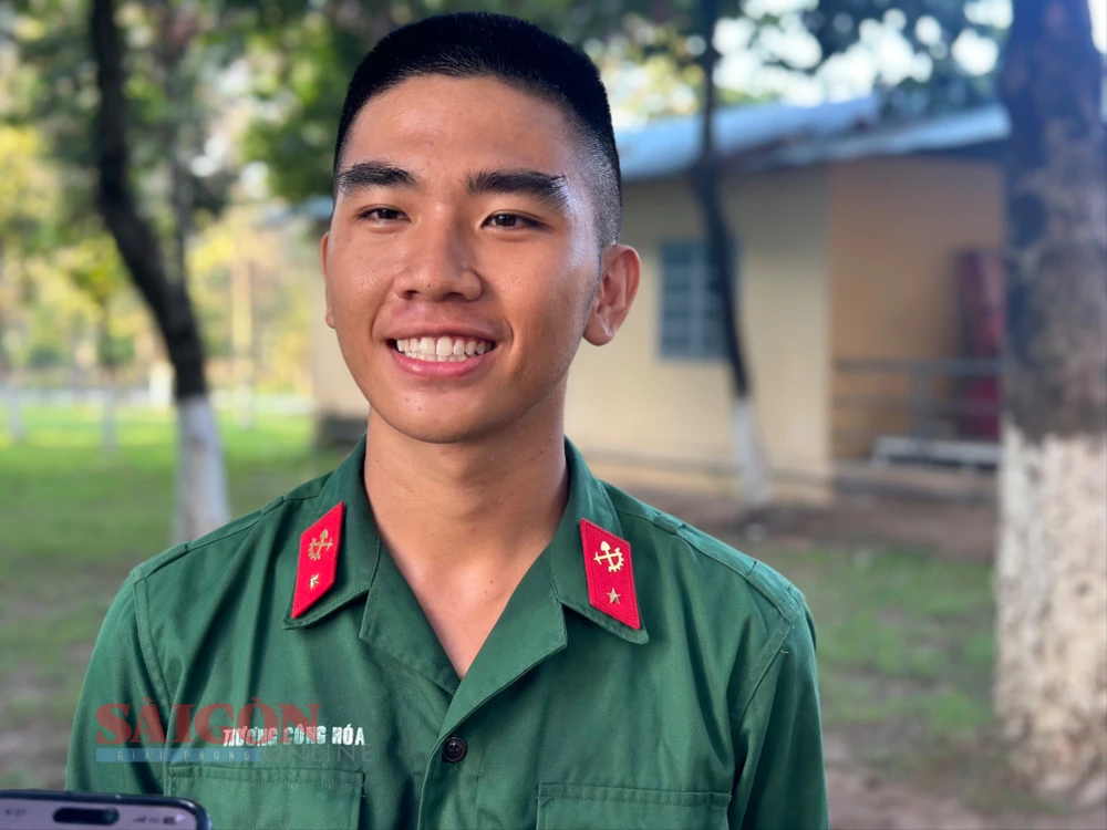 Chiến sĩ Trương Công Hóa chia sẻ việc về việc huấn luyện trong gần 3 tháng ở Trung Đoàn 31. Ảnh: CHÍ THẠCH tempImagepYgxWZ.jpg