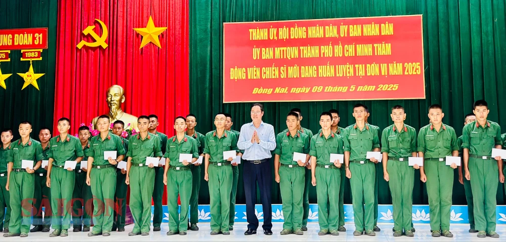 Đồng chí Nguyễn Thành Trung trao quà cho các chiến sĩ mới tại Trung Đoàn 31. Ảnh: CHÍ THẠCH tempImageREJq1K.jpg