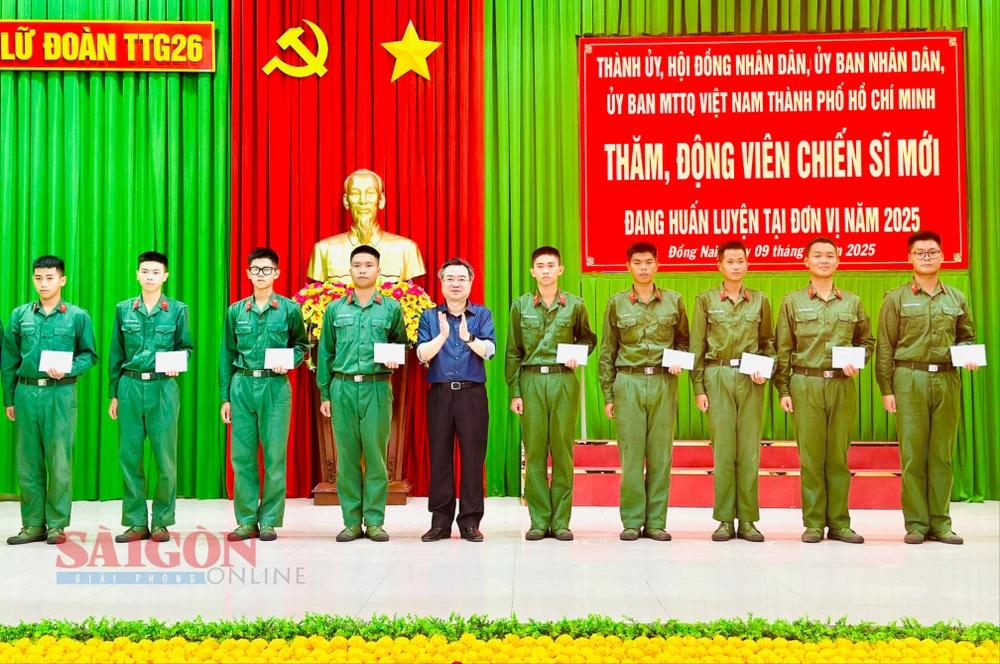 Phó Bí thư Thường trực Thành ủy TPHCM Nguyễn Thanh Nghị thăm hỏi, động viên, trao quà các chiến sĩ mới tại Lữ đoàn Tăng Thiết giáp 26. Ảnh: CHÍ THẠCH tempImagetkfLGX.jpg