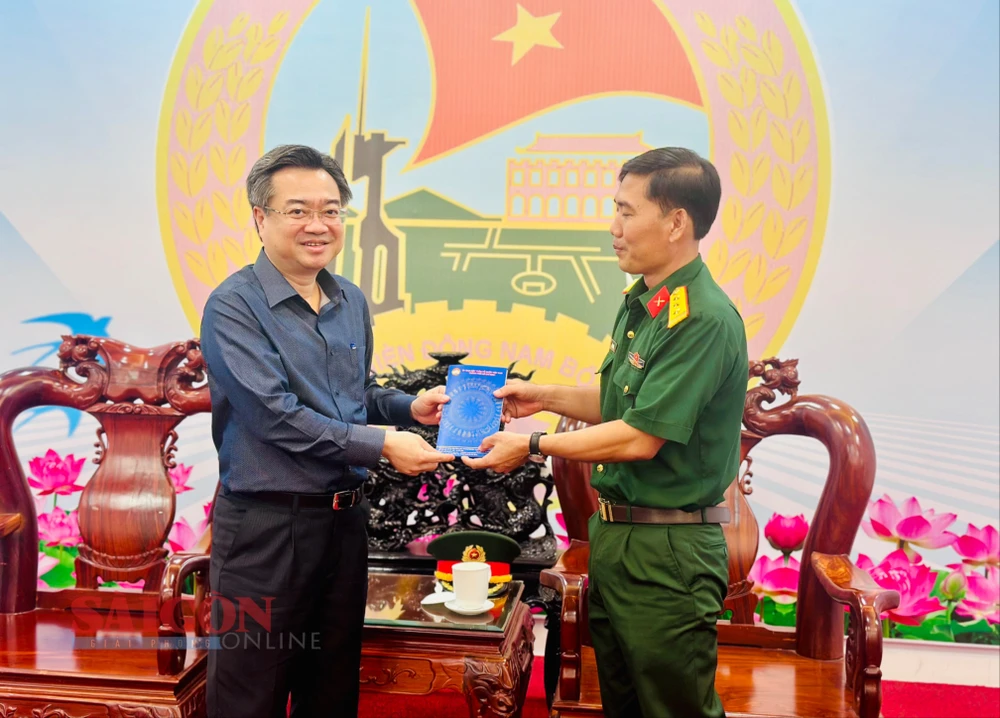 Đồng chí Nguyễn Thanh Nghị trao quà cho đại diện Lữ đoàn Công binh 25. Ảnh: CHÍ THẠCH tempImageWOm9VN.jpg