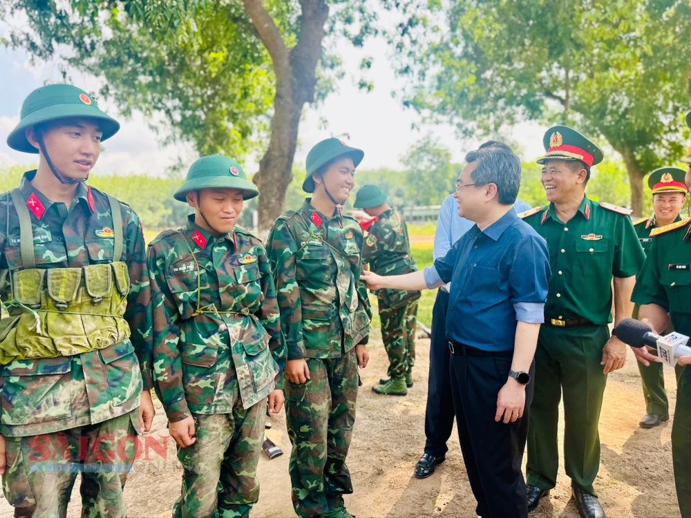 Đồng chí Nguyễn Thanh Nghị đến tận thao trường ân cần thăm hỏi, động viên, trao quà các chiến sĩ mới tại Lữ đoàn Công binh 25. Ảnh: CHÍ THẠCH tempImagexoUMaU.jpg