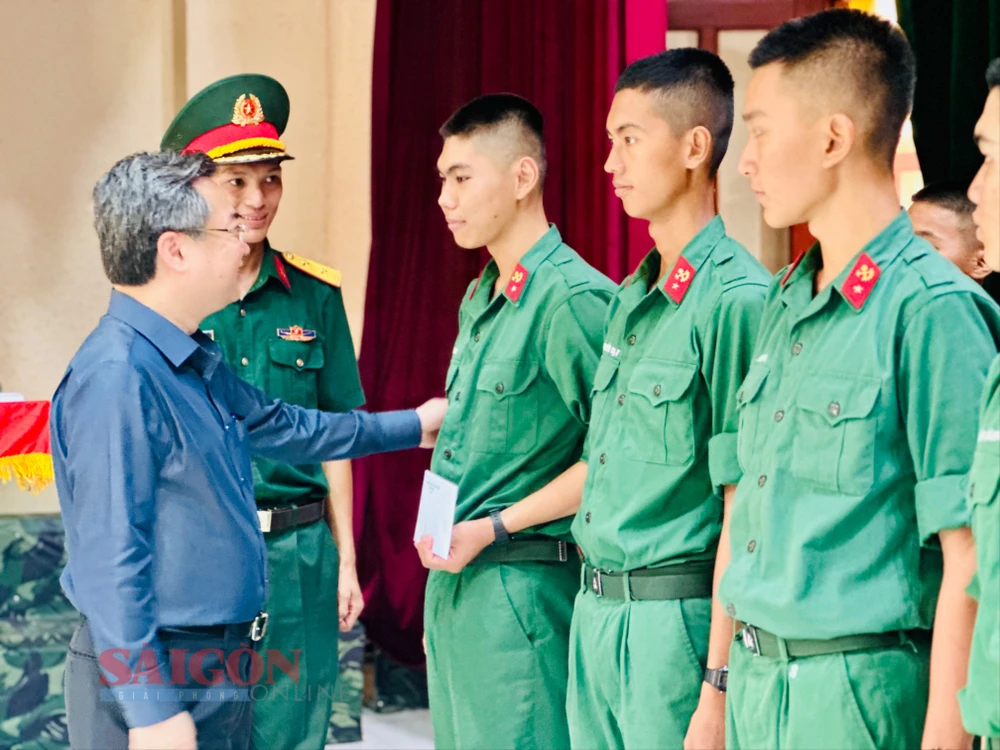 Phó Bí thư Thường trực Thành ủy TPHCM Nguyễn Thanh Nghị ân cần thăm hỏi, động viên, trao quà các chiến sĩ mới tại Trung Đoàn 31. Ảnh: CHÍ THẠCH tempImagexoYjfM.jpg