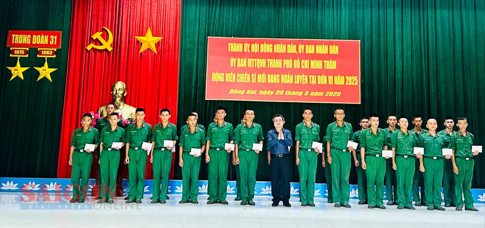 Đồng chí Nguyễn Thanh Nghị trao quà cho các chiến sĩ mới tại Trung Đoàn 31 - Sư đoàn Bộ binh 309. Ảnh: CHÍ THẠCH tempImageYmJVVF.jpg