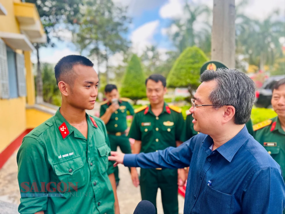 Đồng chí Nguyễn Thanh Nghị ân cần thăm hỏi, động viên, trao quà các chiến sĩ mới tại Trung Đoàn 31 tại phòng ăn ở. Ảnh: CHÍ THẠCH tempImageYX7Fk8.jpg