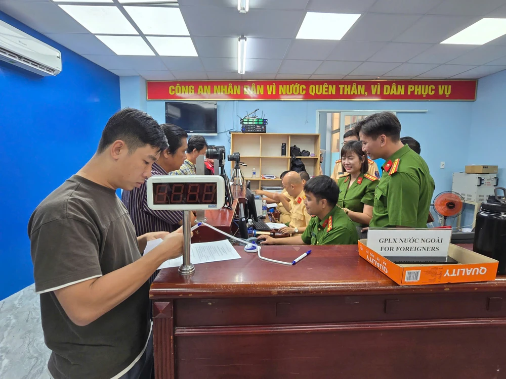 Người dân tới làm thủ tục tại trụ sở công an 2c2e2ded7365c23b9b74.jpg