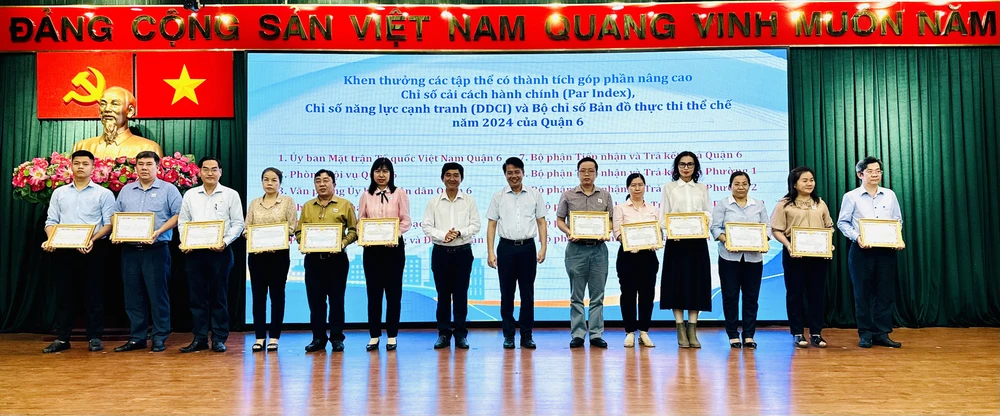 Lãnh đạo quận 6 trao khen thưởng cho các cá nhân, tập thể có thành tích xuất sắc tempImageVEdOU9.jpg