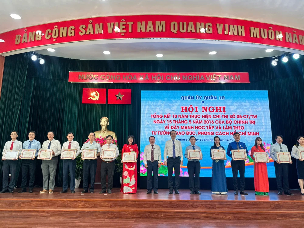 Bí thư Quận ủy quận 10 Lê Văn Minh trao giấy khen cho các tập thể, cá nhân có thành tích xuất sắc z6599802664644_c915ffc15b2f5daca08a91815960bc0c.jpg