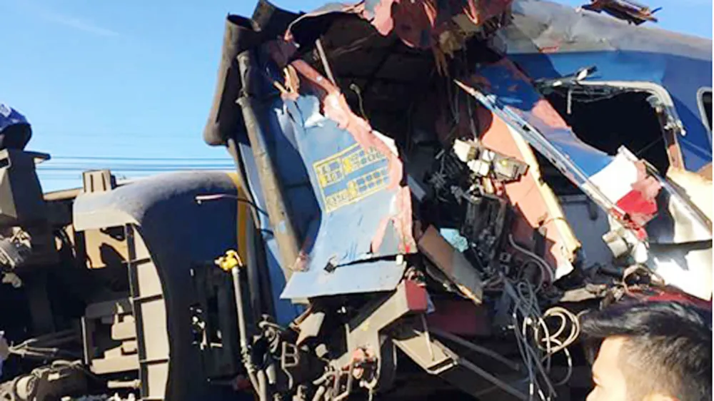 Tàu hỏa lật sau cú tông vào máy xúc ảnh 1