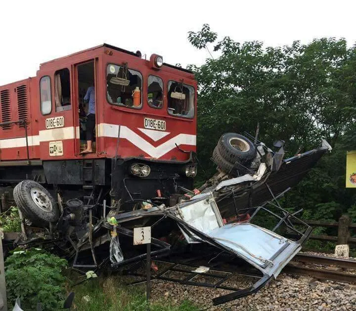  VIDEO: Ô tô băng ẩu qua đường ray, bị tàu hỏa tông nát ảnh 1