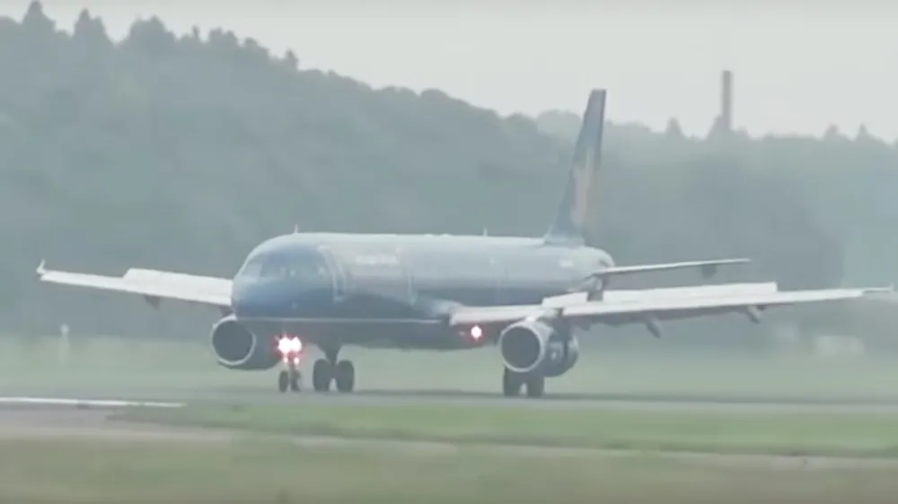 Máy bay Vietnam Airlines hạ cánh lệch vị trí do mưa lớn tại Nội Bài