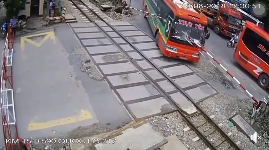Xe khách suýt đâm tàu hỏa khi đâm xuyên rào chắn ảnh 1