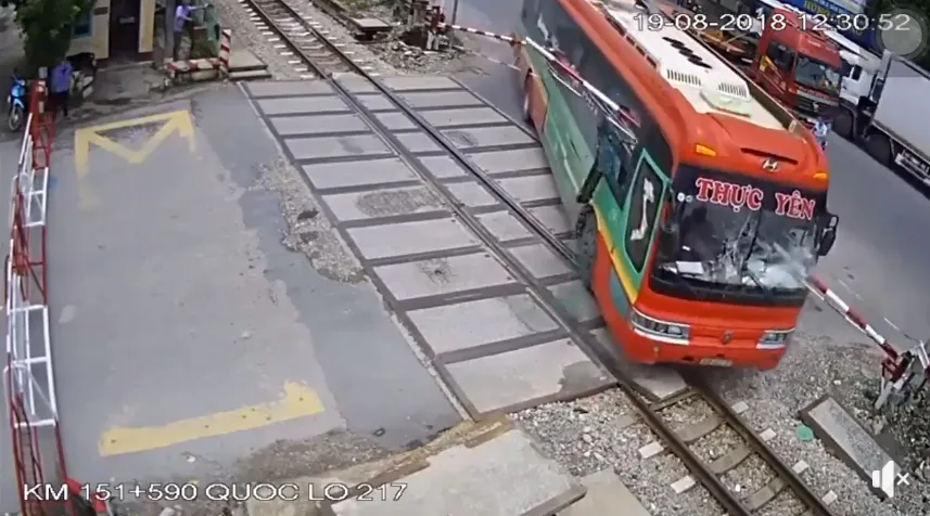Xe khách suýt đâm tàu hỏa khi đâm xuyên rào chắn ảnh 2