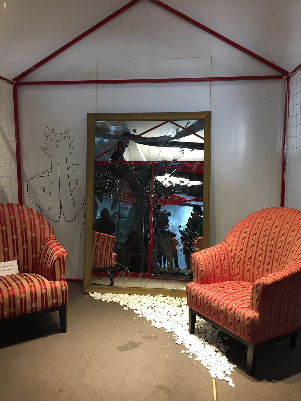 Hình ảnh tan vỡ được trưng bày tại triển lãm