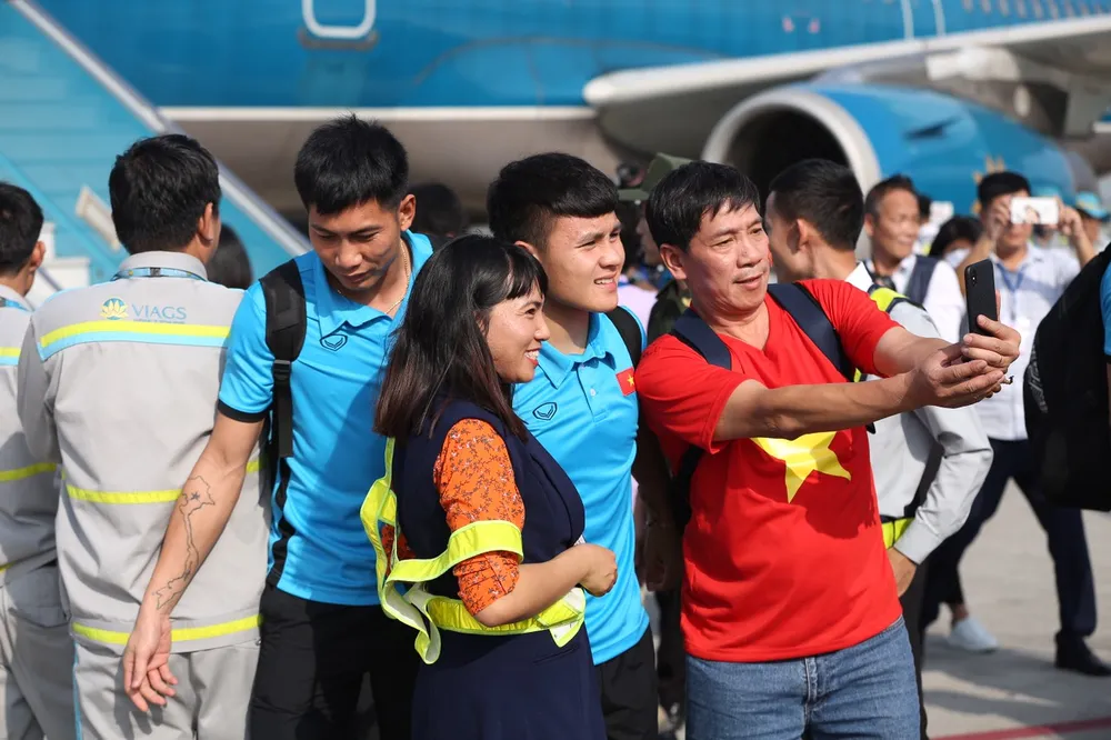Đông đảo người hâm mộ chào đón đội tuyển bóng đá nam về nước ảnh 3 Đông đảo người hâm mộ chào đón đội tuyển bóng đá nam về nước ảnh 3