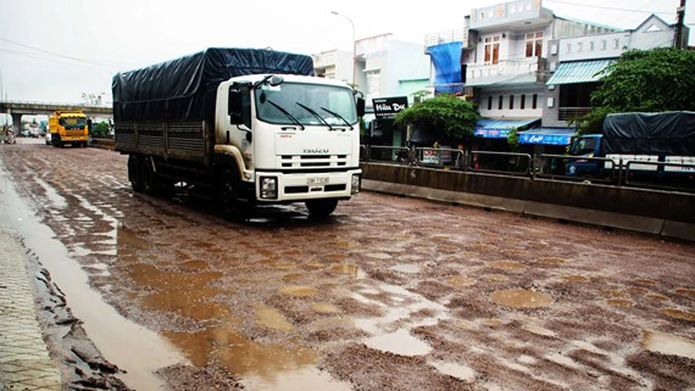 Nhiều điểm trên tuyến QL1A đoạn qua địa phận tỉnh Bình Định xuất hiện dày đặc những “ổ gà”, “ổ voi”