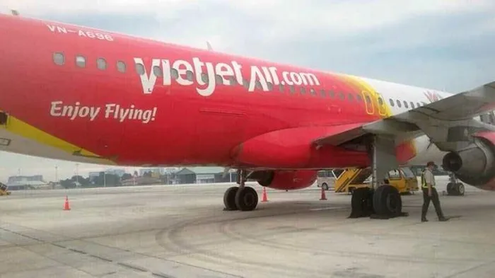 Máy bay của hãng hàng không Vietjet Air đã bị bục lốp tại sân bay Tân Sơn Nhất. Nguồn: VIETNAM PLUS