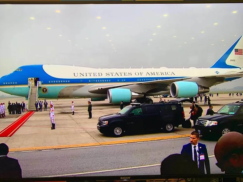 Air Force One chở Tổng thống Donald Trump đã cất cánh ảnh 1