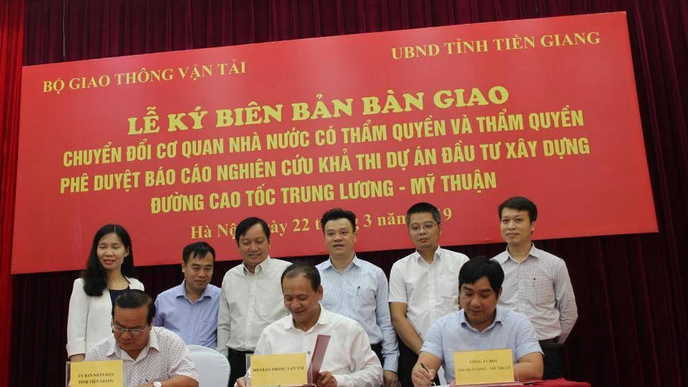 Ký biên bản bàn giao dự án cao tốc Trung Lương- Mỹ Thuận từ Bộ GT-VT về UBND tỉnh Tiền Giang