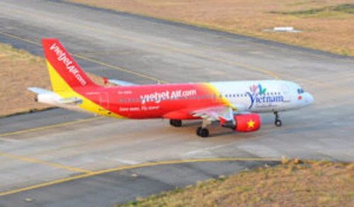 Cơ trưởng Vietjet không tuân thủ lệnh kiểm soát không lưu, máy bay VNA không thể hạ cánh