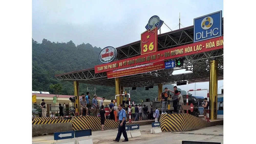 Người dân tụ tập phản đối tại trạm thu phí Hoà Lạc - Hoà Bình