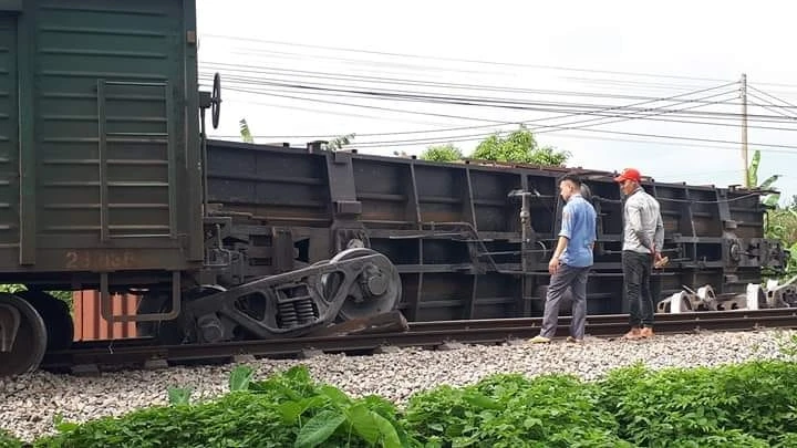 Lật toa xe tàu hàng tại Nam Định