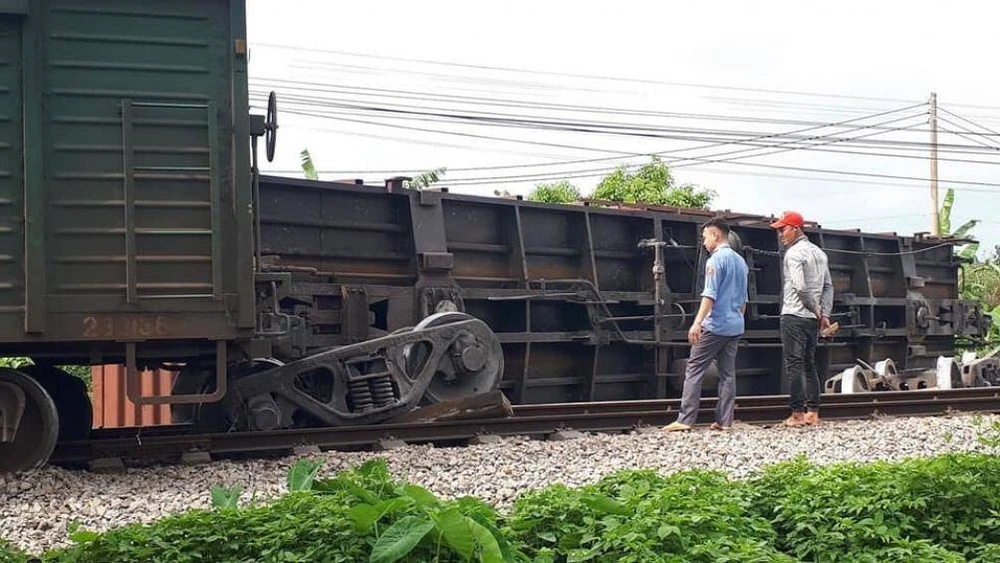 Tàu trật bánh tại Nam Định hôm 13-5