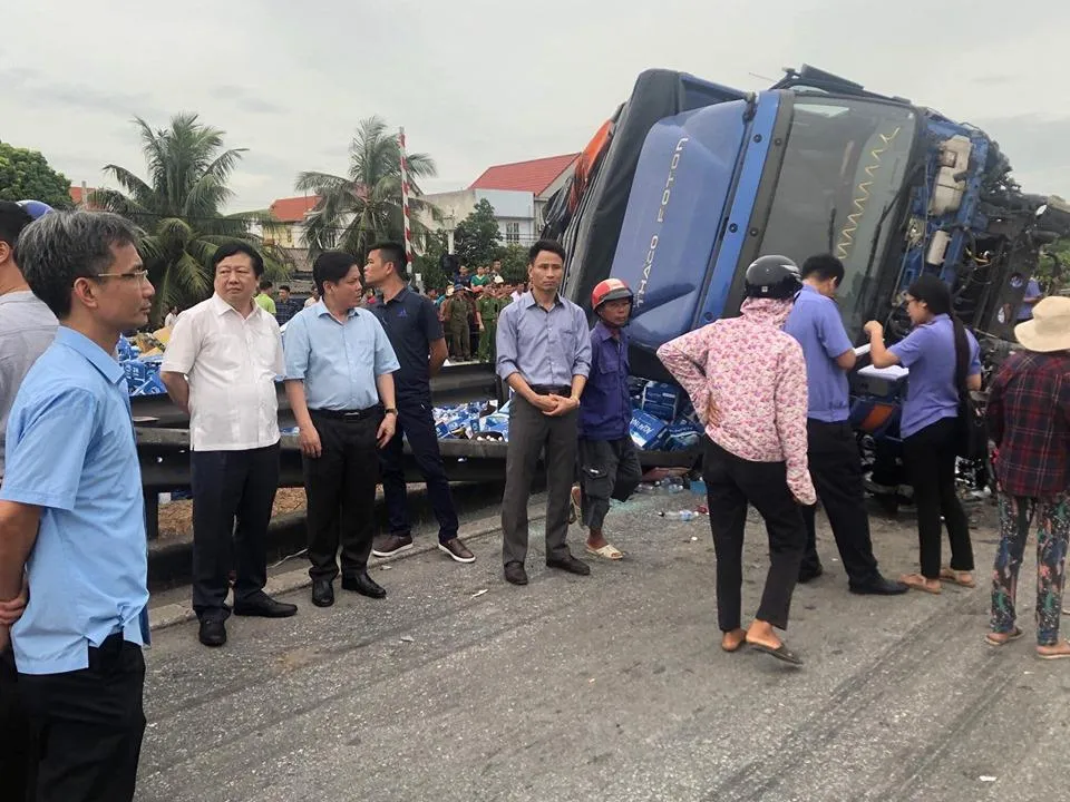 Đang đứng xem tai nạn, 5 người bị xe tải đè chết ảnh 2