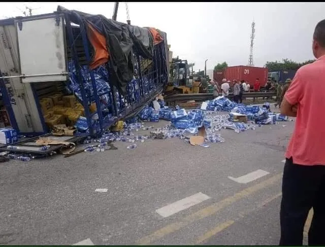 Đang đứng xem tai nạn, 5 người bị xe tải đè chết ảnh 1