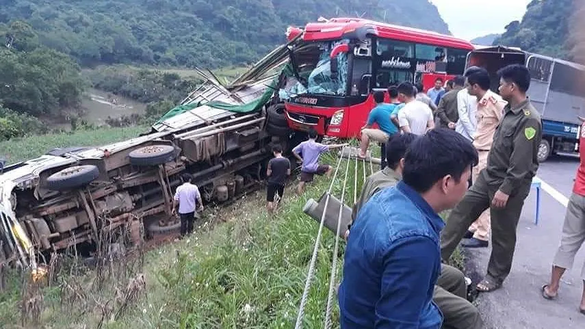 Hòa Bình: Xe khách tông xe tải, 2 người chết, 14 người bị thương ảnh 1