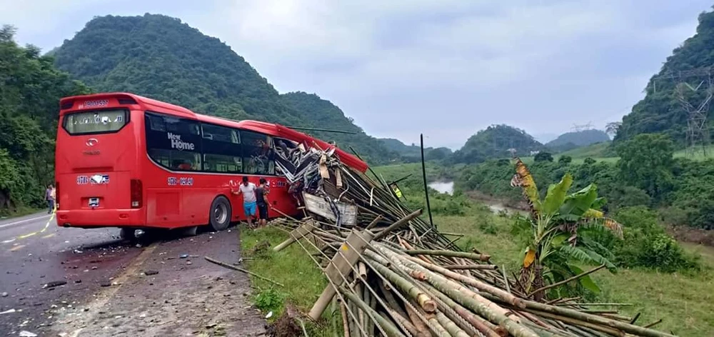 Hiện trường vụ tai nạn vừa xảy ra tại Hoà Bình