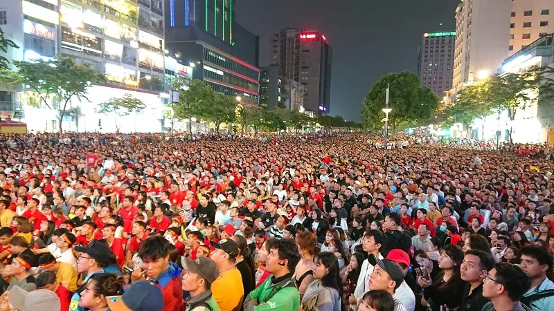 Cả nước xuống đường mừng vô địch bóng đá nam SEA games 30 ảnh 4