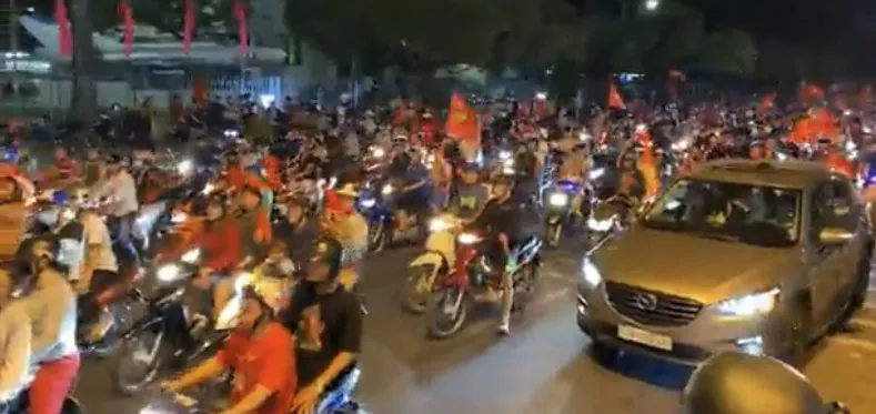 Cả nước xuống đường mừng vô địch bóng đá nam SEA games 30 ảnh 30