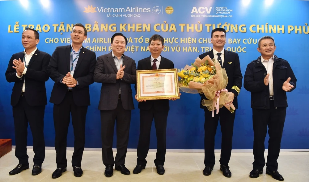 Tổ bay Vietnam Airlines nhận bằng khen của Thủ tướng Chính phủ