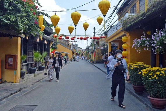 Du khách tại phố cổ Hội An. Ảnh: NGỌC PHÚC (ảnh chụp trước ngày 1-4-2020)