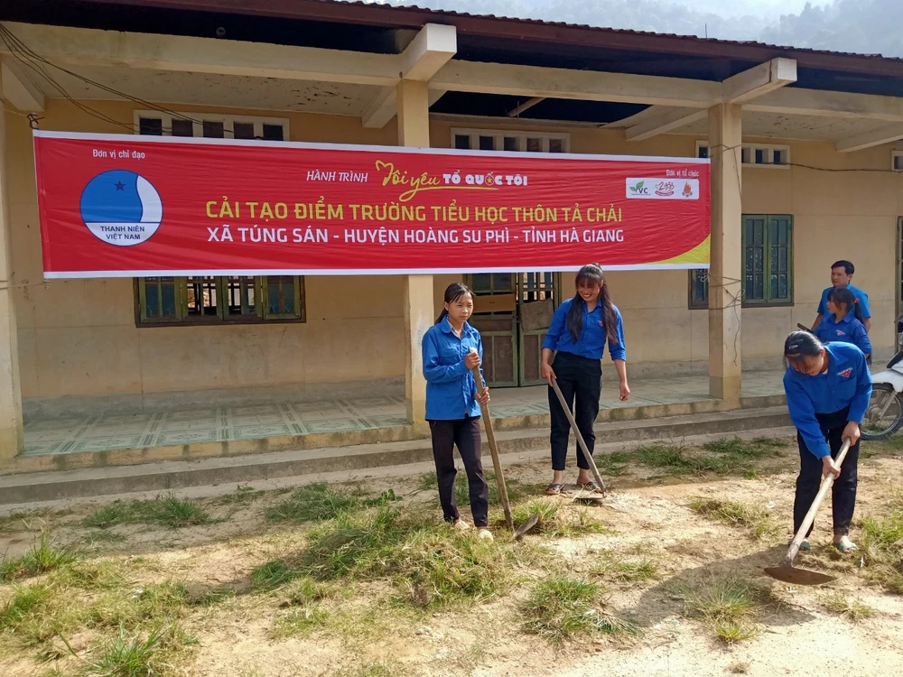 Các hội viên thanh niên tham gia cải tạo điểm trường tiểu học thôn Tà Chải sáng 29-8