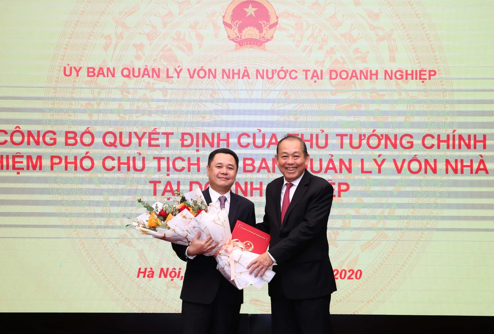 Phó Thủ tướng Thường trực Chính phủ Trương Hoà Bình trao quyết định và tặng hoa cho ông Nguyễn Ngọc Cảnh