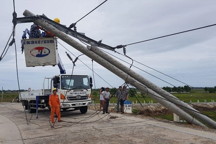 Cột điện gãy đổ trong bão số 5 tại Thừa Thiên- Huế