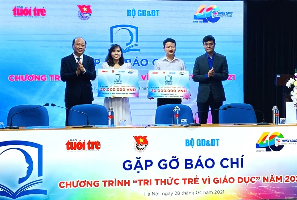 2 đại diện nhóm tác giả công trình của năm 2020 nhận hỗ trợ của ban tổ chức