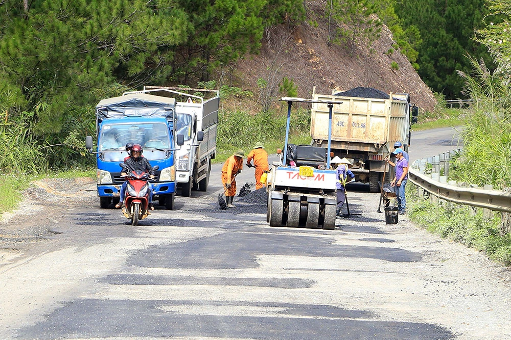 Mặt đường đèo Mimosa bị xuống cấp đang được sửa chữa 