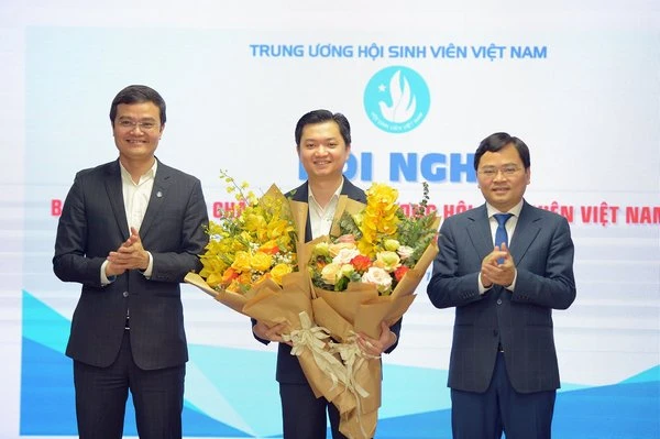 Anh Nguyễn Minh Triết (đứng giữa) vừa được bầu làm Chủ tịch Hội Sinh viên Việt Nam khoá X