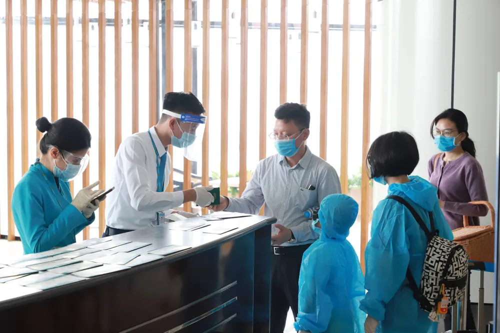 Hành khách làm thủ tục lên chuyến bay