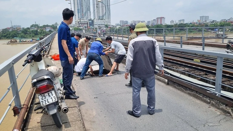 Vá lỗ thủng trên cầu Long Biên đầu tháng 5-2022