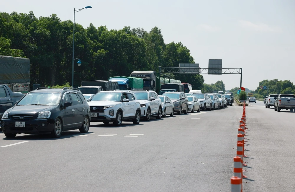 Ùn ứ nhẹ tại cao tốc Nội Bài - Lào Cai thời điểm bắt đầu chỉ thu phí không dừng