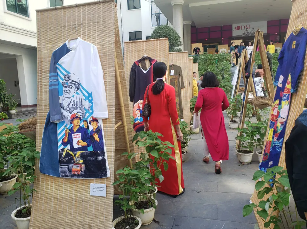 200 bộ áo dài tham dự triển lãm “Áo dài trên con đường di sản“ ảnh 4