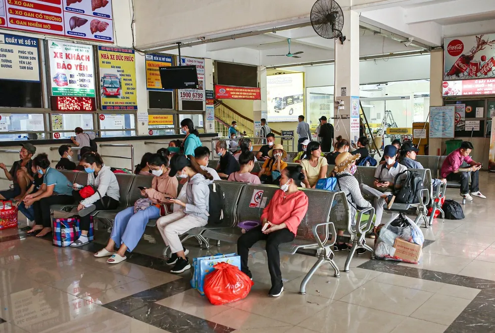 Sân bay chật kín người, số lượng chuyến bay cất và hạ cánh tăng cao trong ngày 31-8 ảnh 2 Sân bay chật kín người, số lượng chuyến bay cất và hạ cánh tăng cao trong ngày 31-8 ảnh 2